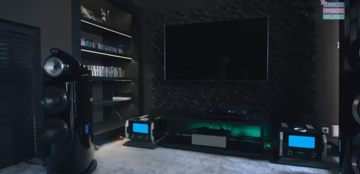 Co skrywa WIELKA posiadłość znanego muzyka disco polo? Robert Sasinowski Skaner pokazuje wnętrze swojego domu! 